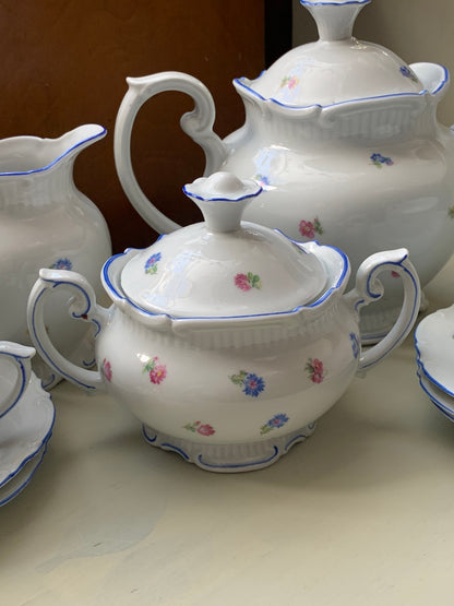 Serwis herbaciany z białej porcelany na 5 osób sygnowany Roshurl 1906-1968