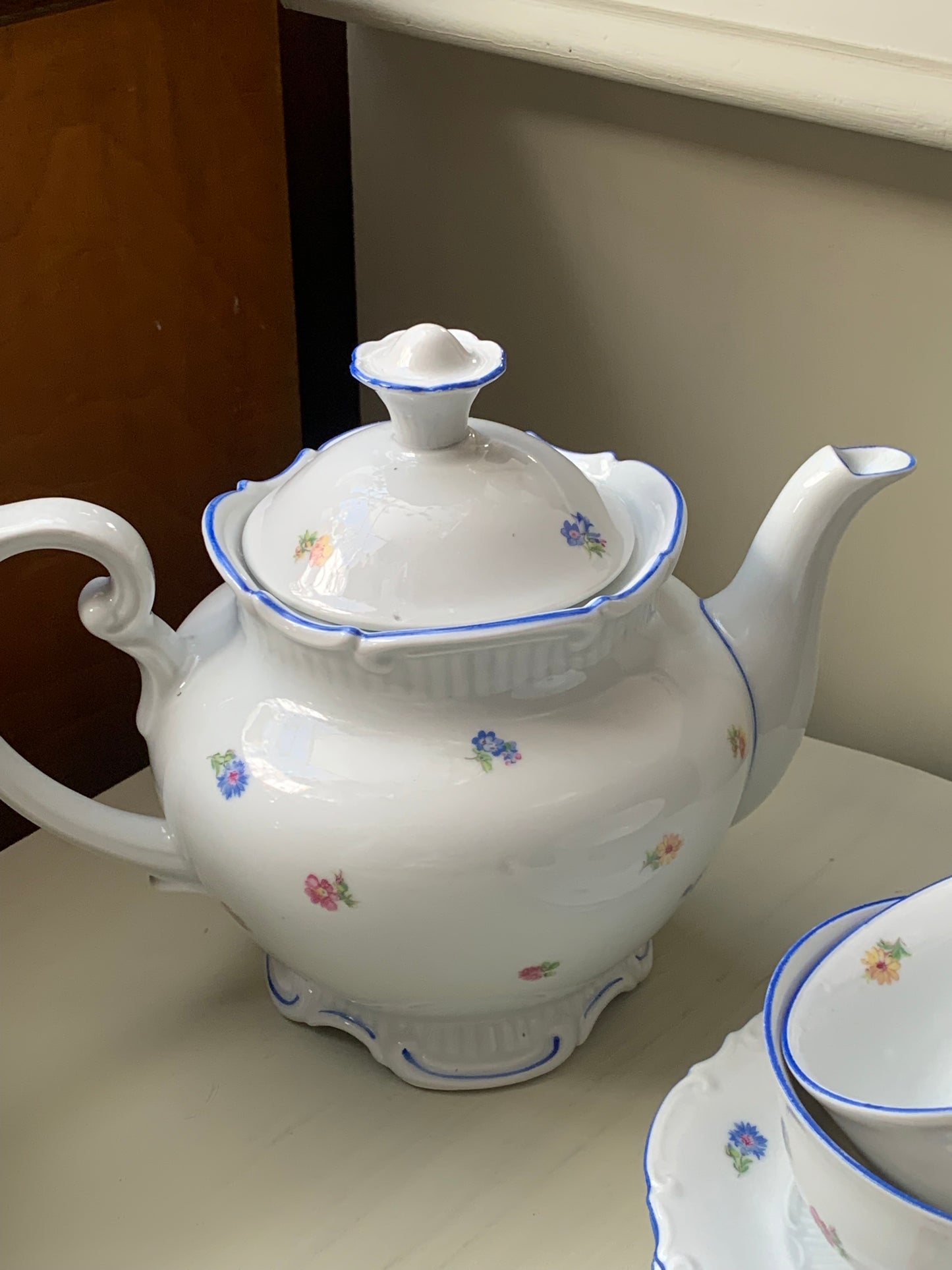 Serwis herbaciany z białej porcelany na 5 osób sygnowany Roshurl 1906-1968