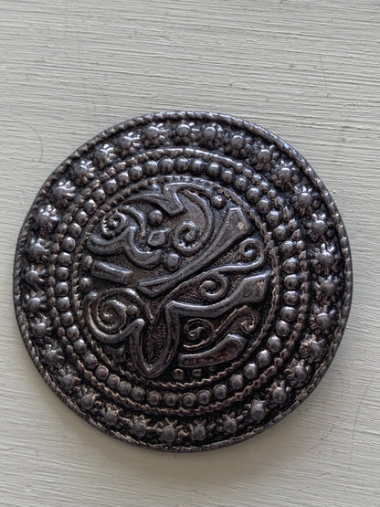 Broszka orientalna, metal