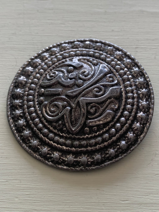 Broszka orientalna, metal