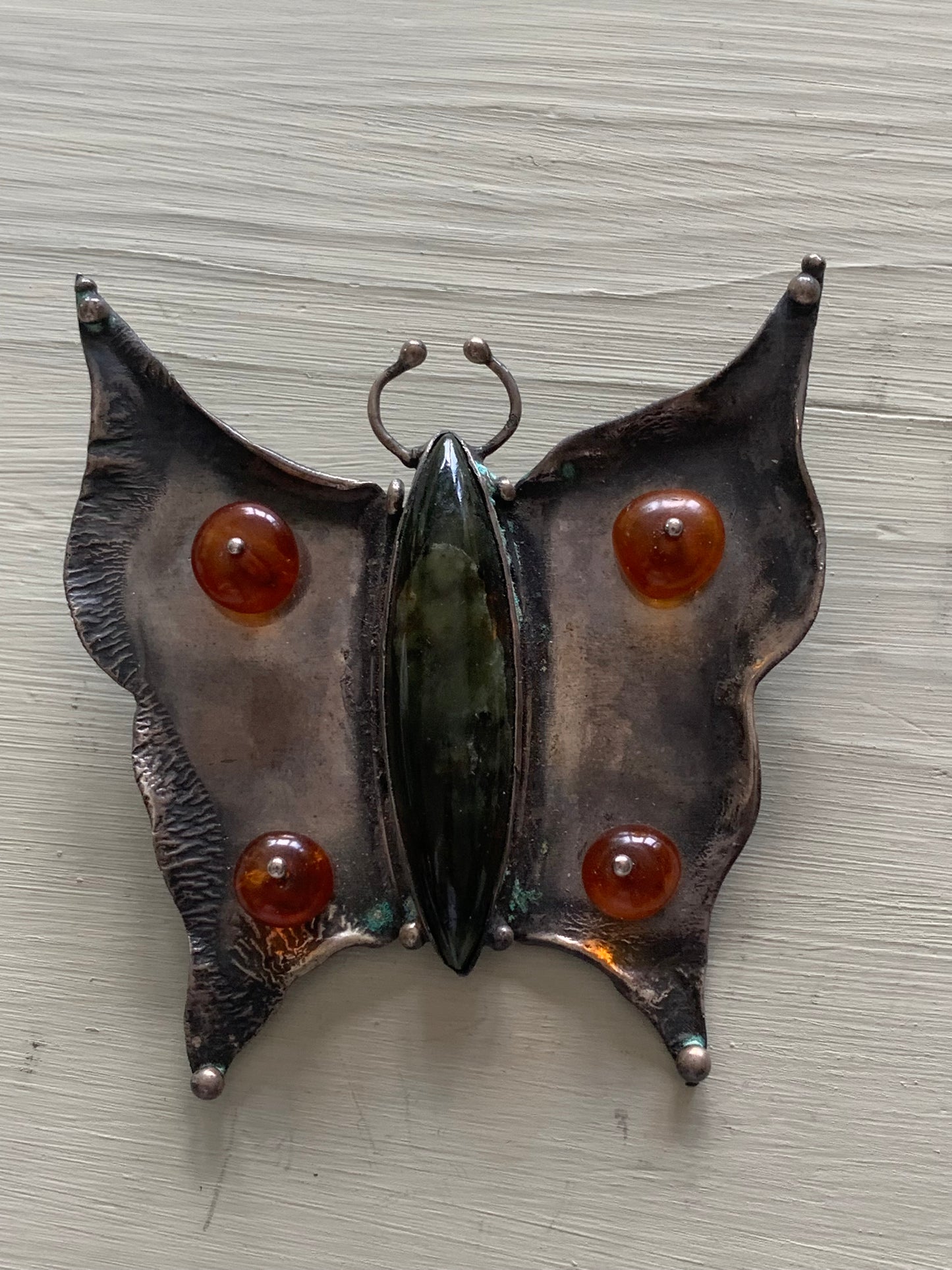 Broszka motyl srebro, waga 26.6 g, bursztyn, serpentynit