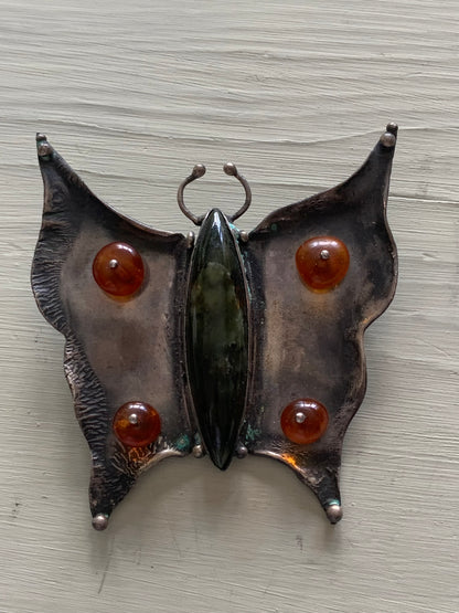 Broszka motyl srebro, waga 26.6 g, bursztyn, serpentynit