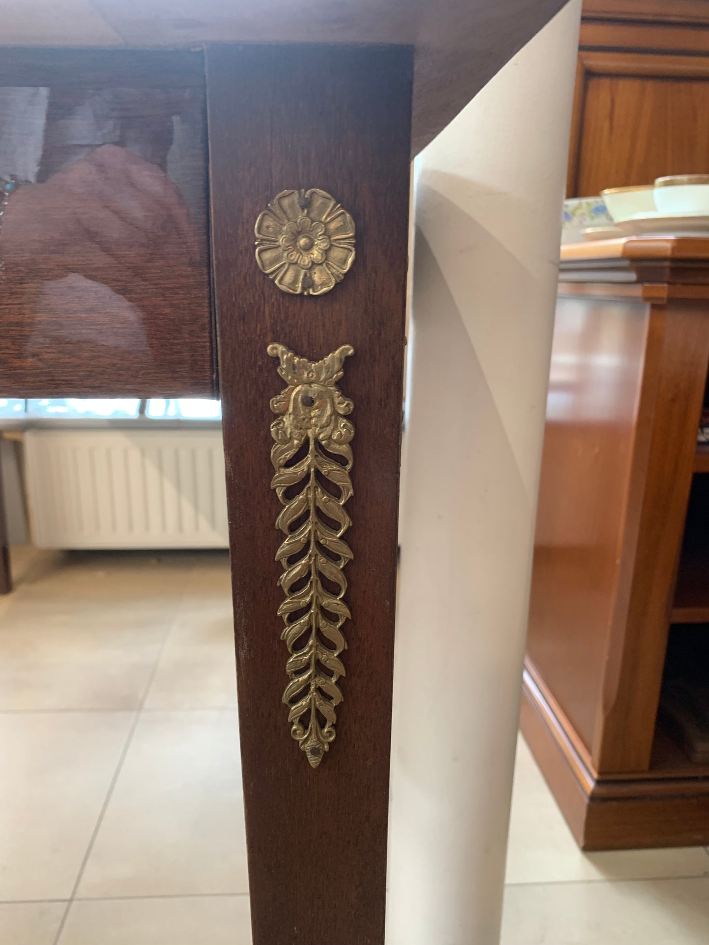 Stół prostokątny, nierozkładany połysk, mosiężne okucia