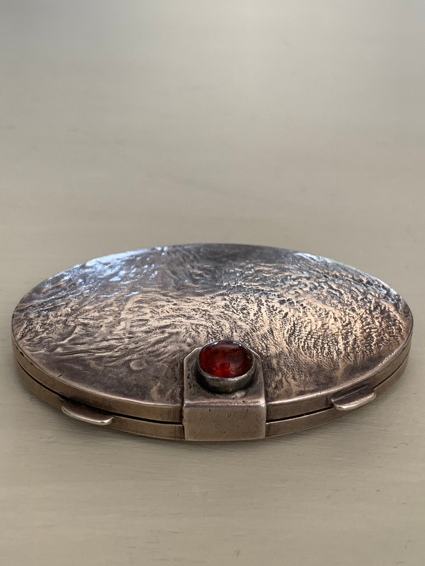 Puderniczka ORNO, srebro pr. 525 z oczkiem z bursztynu