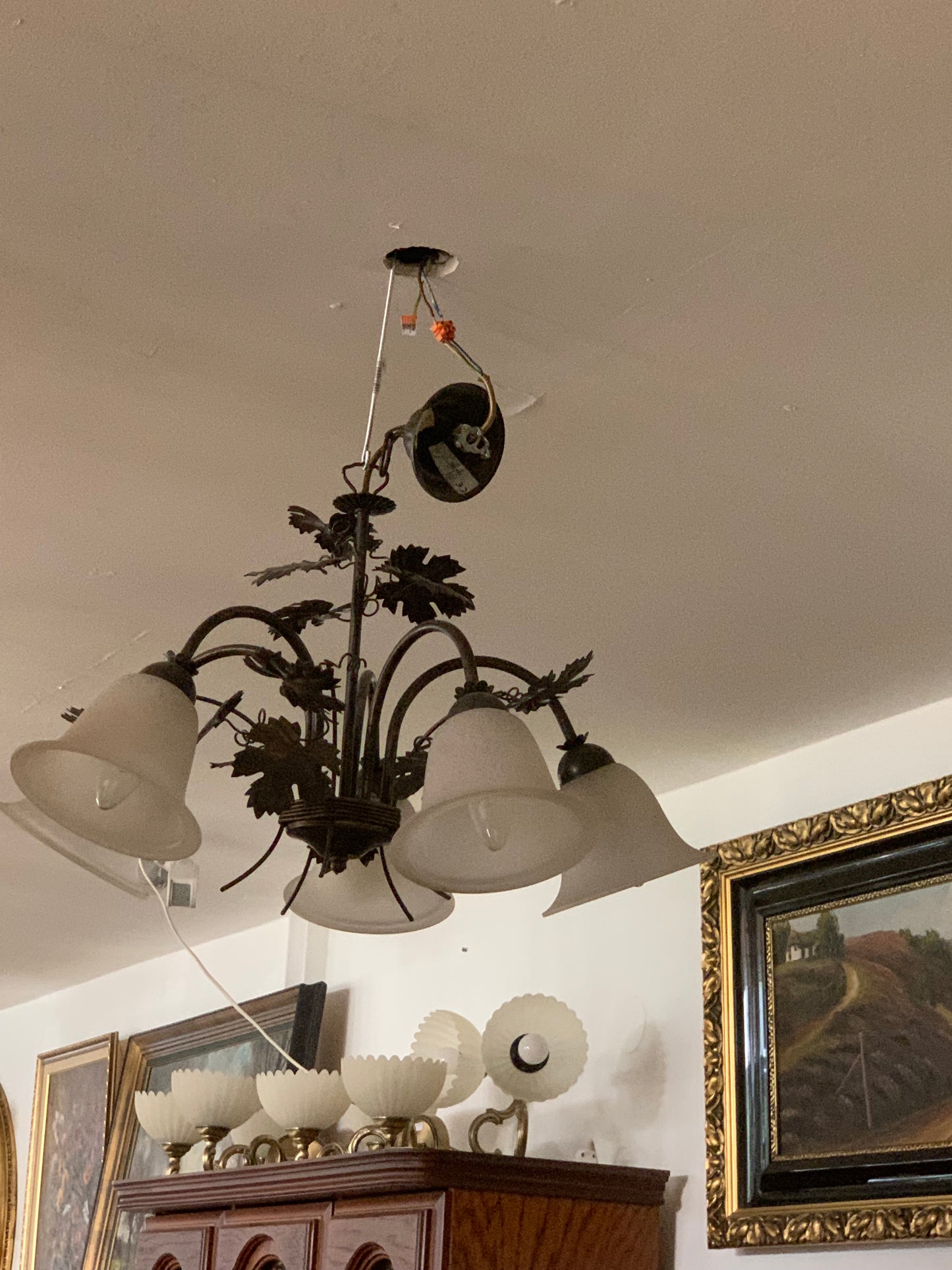 Żyrandol pięcioramienny, metaloplastyka, szkło