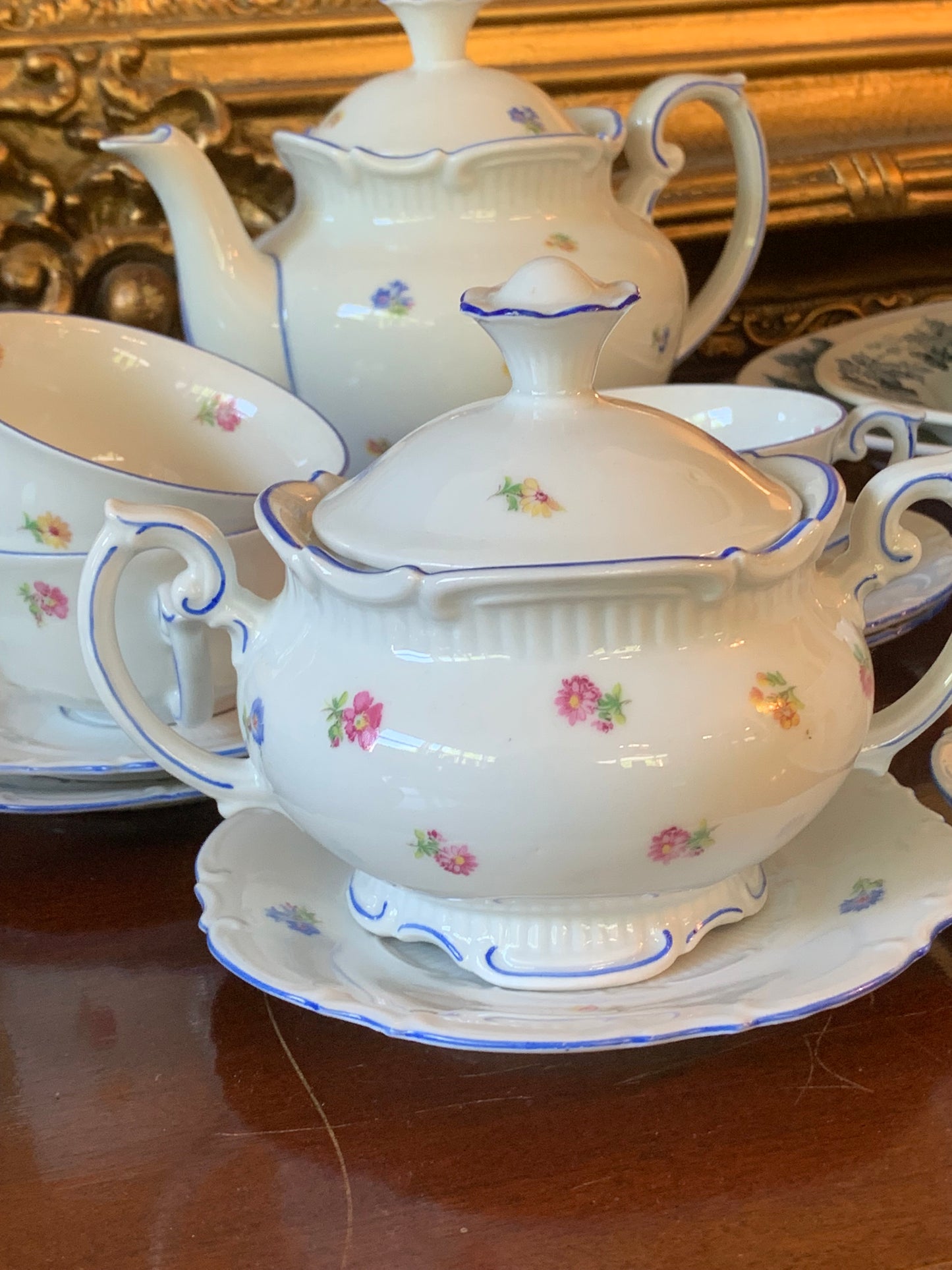 Serwis herbaciany z białej porcelany na 5 osób sygnowany Roshurl 1906-1968