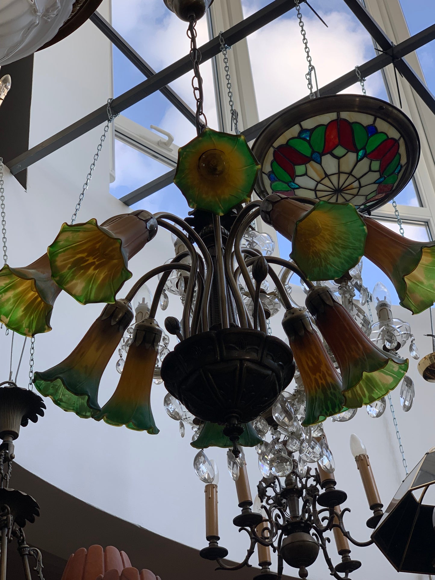 Żyrandol w stylu Art Nouveau 10 ramienny ze szklanymi kloszami
