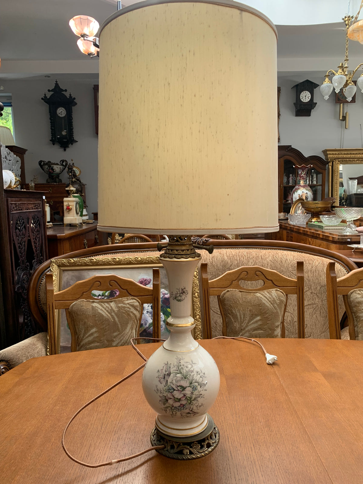 Lampa secesyjna, salonowa, porcelanowa z abażurem, 1910 r. Francja
