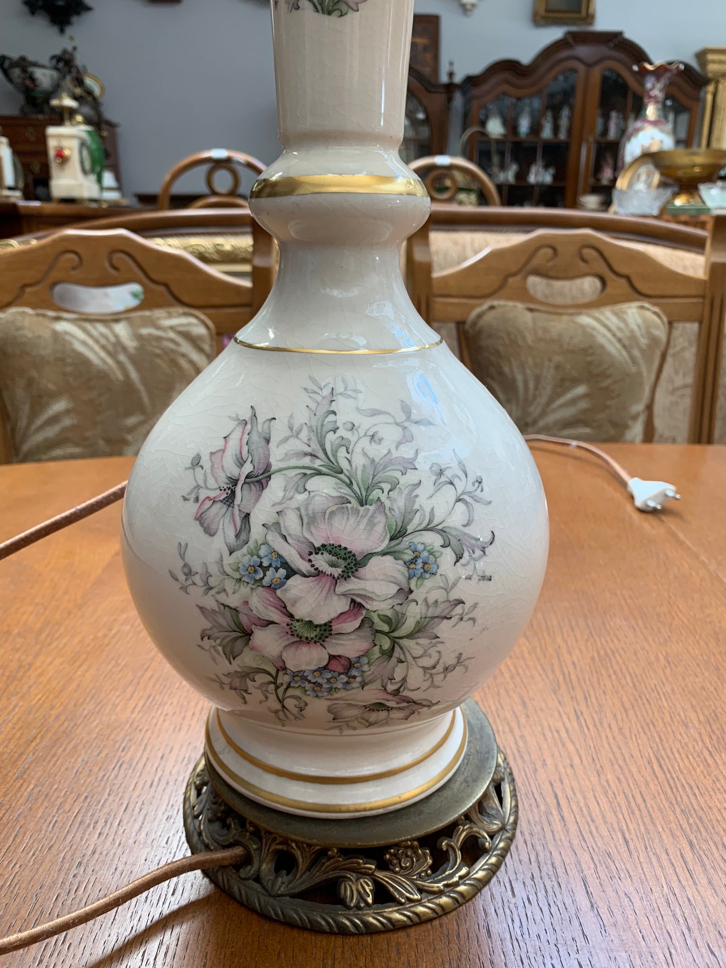 Lampa secesyjna, salonowa, porcelanowa z abażurem, 1910 r. Francja