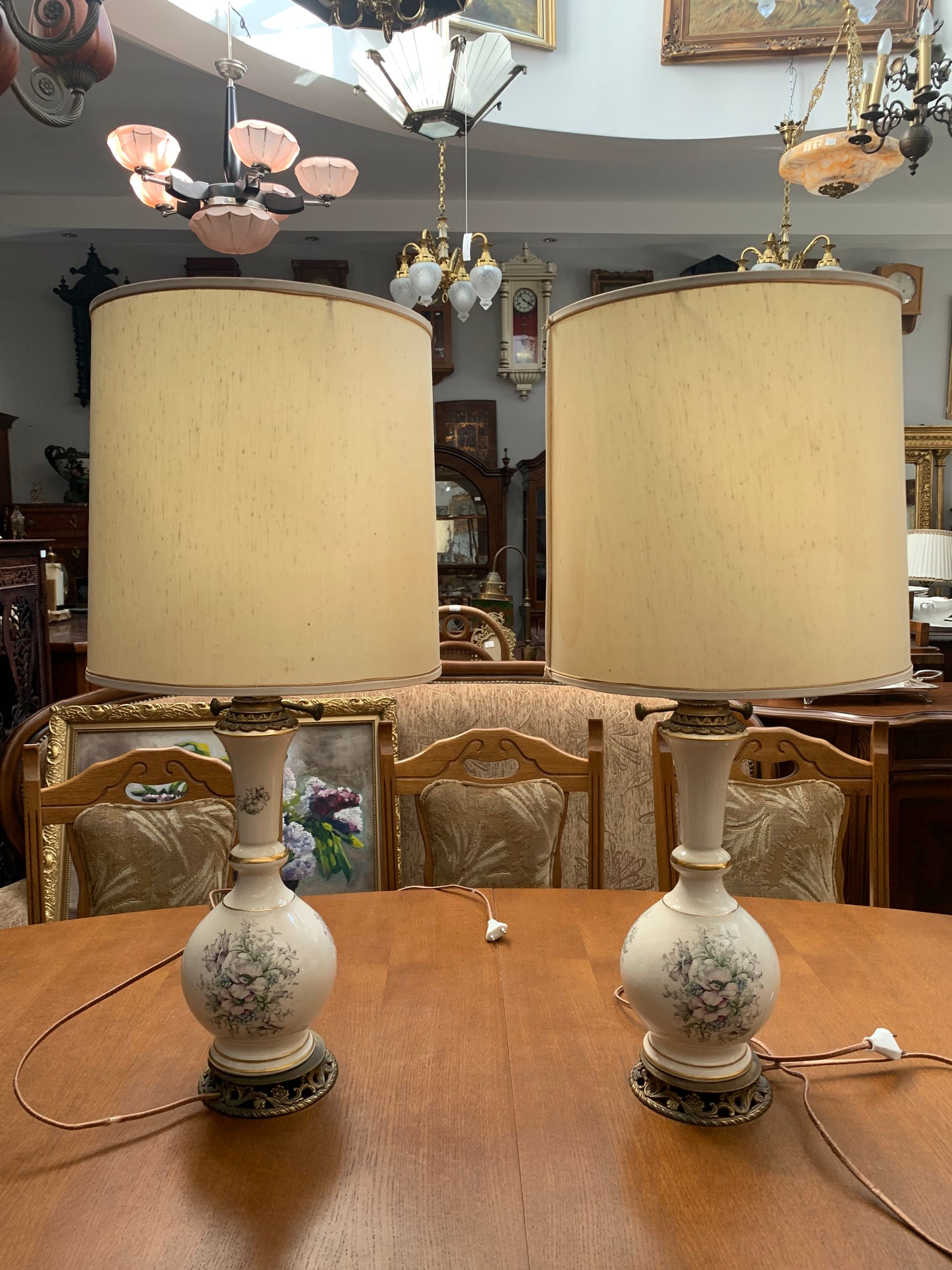 Lampa secesyjna, salonowa, porcelanowa z abażurem, 1910 r. Francja