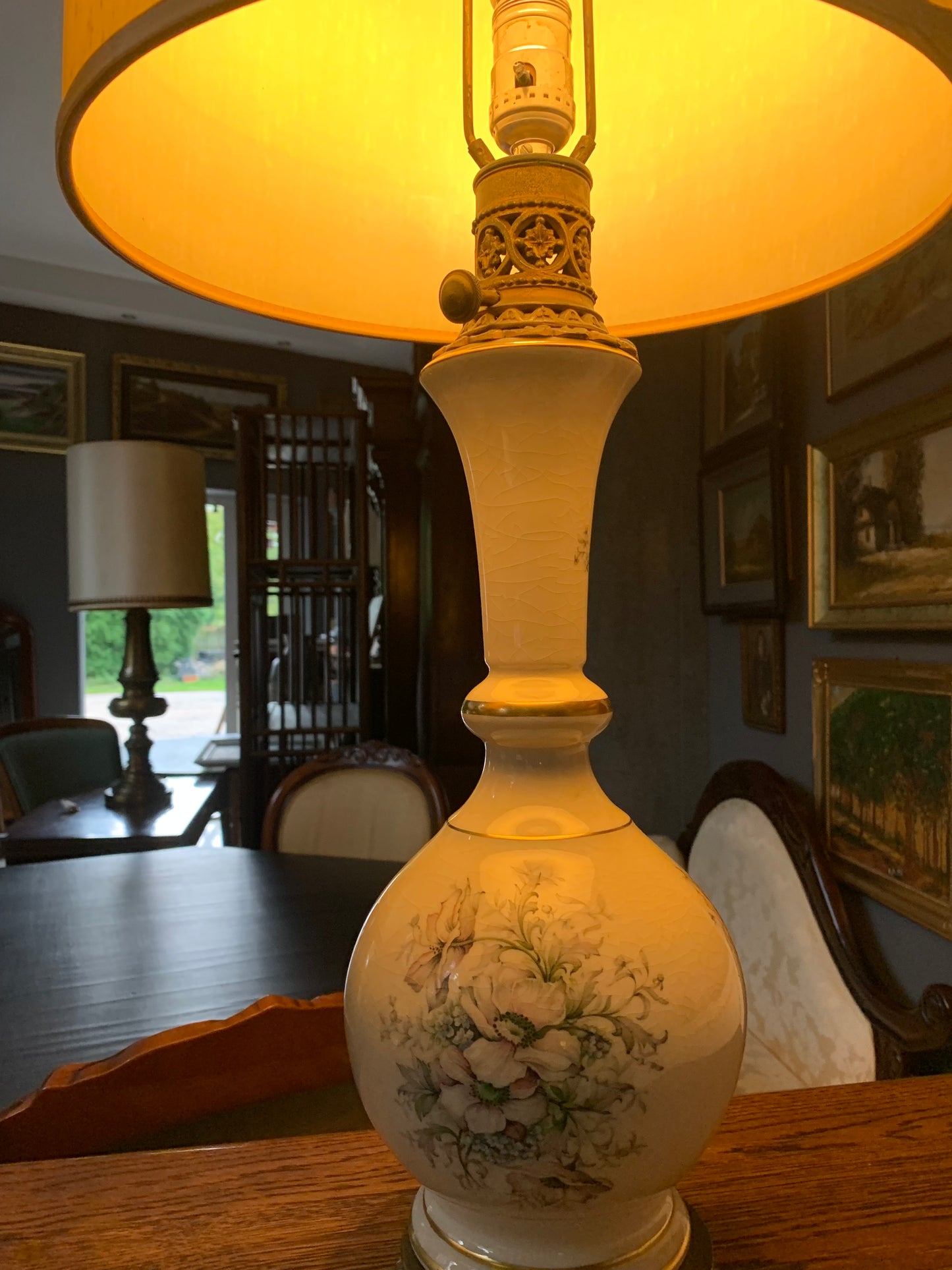 Lampa secesyjna, salonowa, porcelanowa z abażurem, 1910 r. Francja