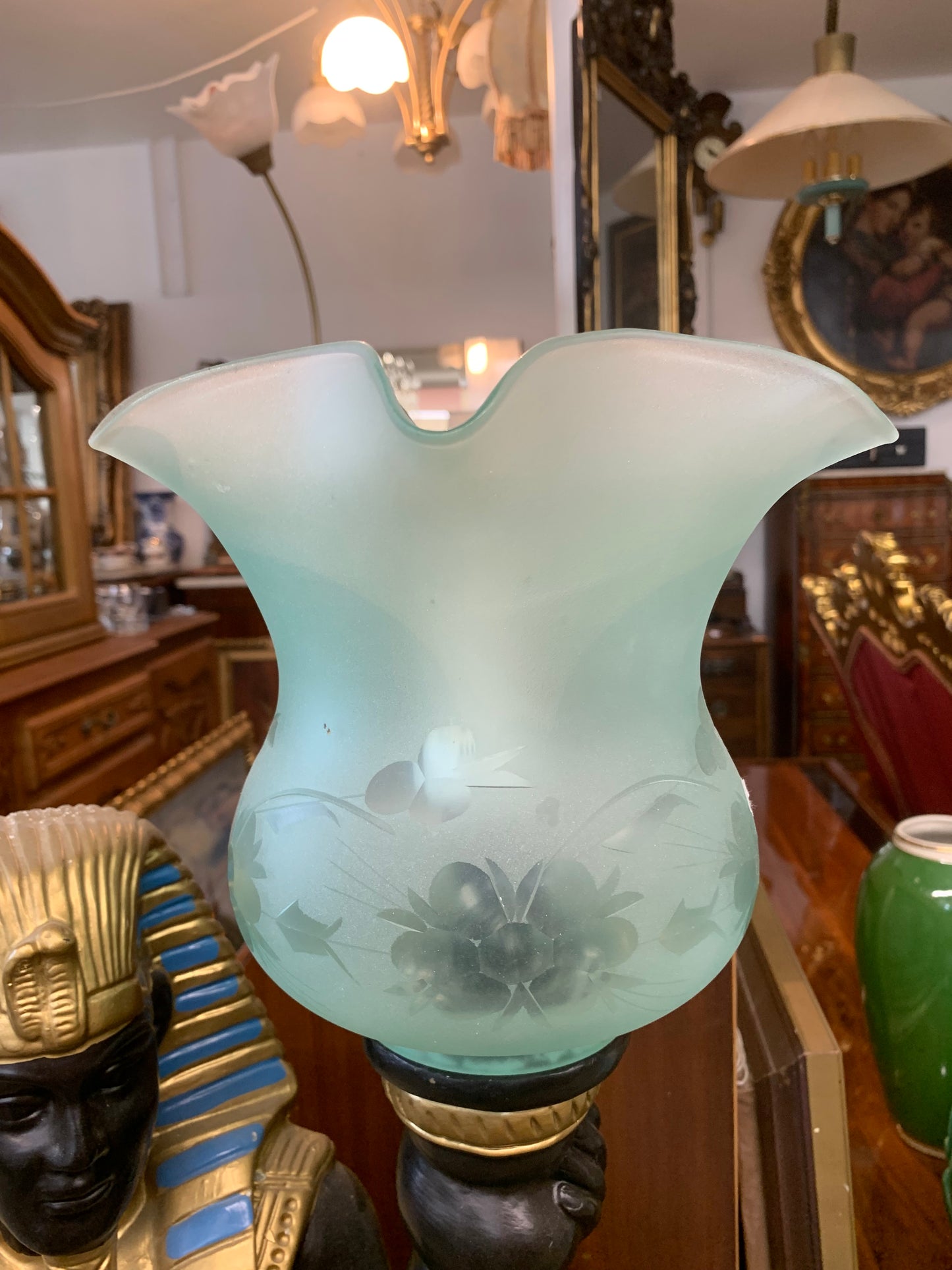 Lampa faraon salonowa, figuralna, ze szklanym kloszem