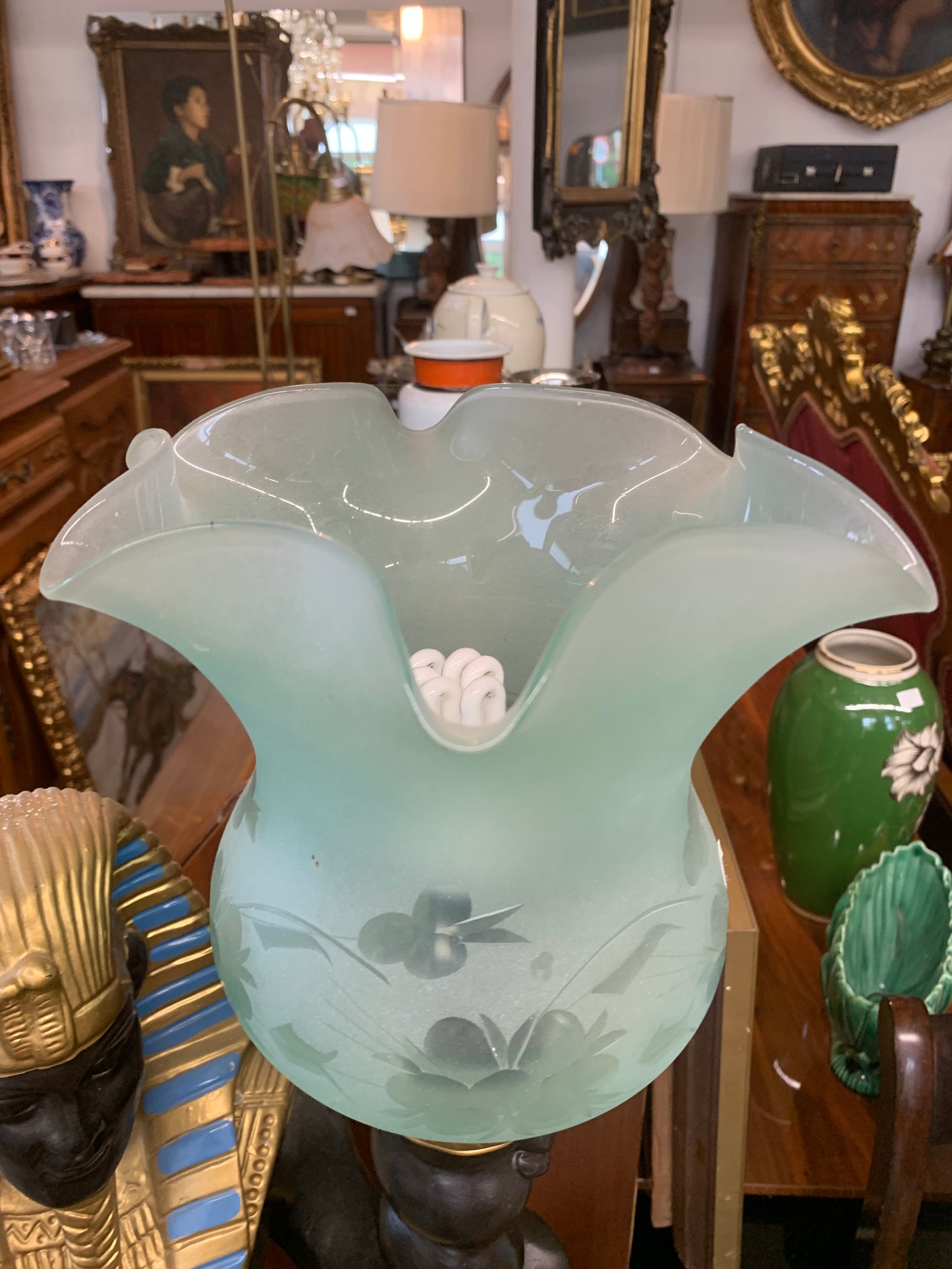 Lampa faraon salonowa, figuralna, ze szklanym kloszem