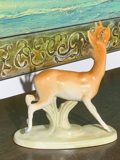 Figurka szkliwiona, porcelanowa jelonek