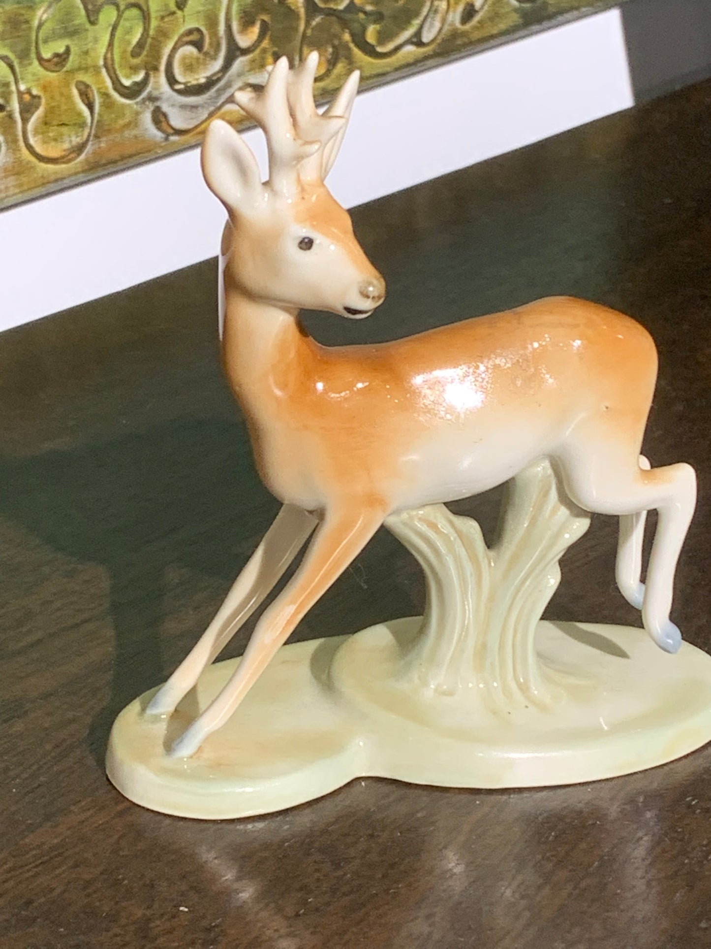 Figurka szkliwiona, porcelanowa jelonek