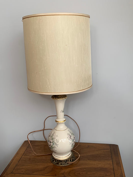 Lampa secesyjna, salonowa, porcelanowa z abażurem, 1910 r. Francja