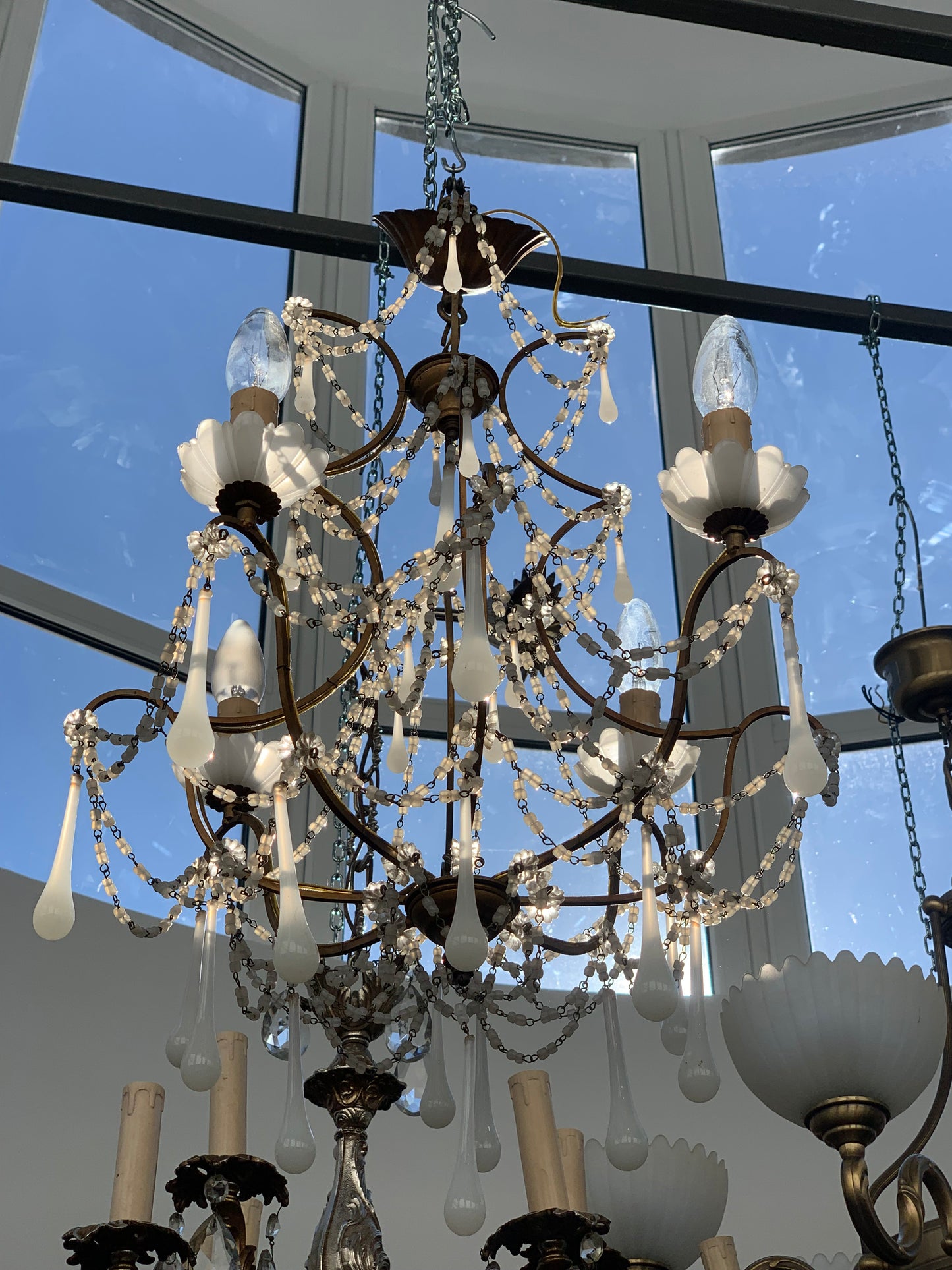 Żyrandol hiszpański z mosiądzu i szklanych łezek