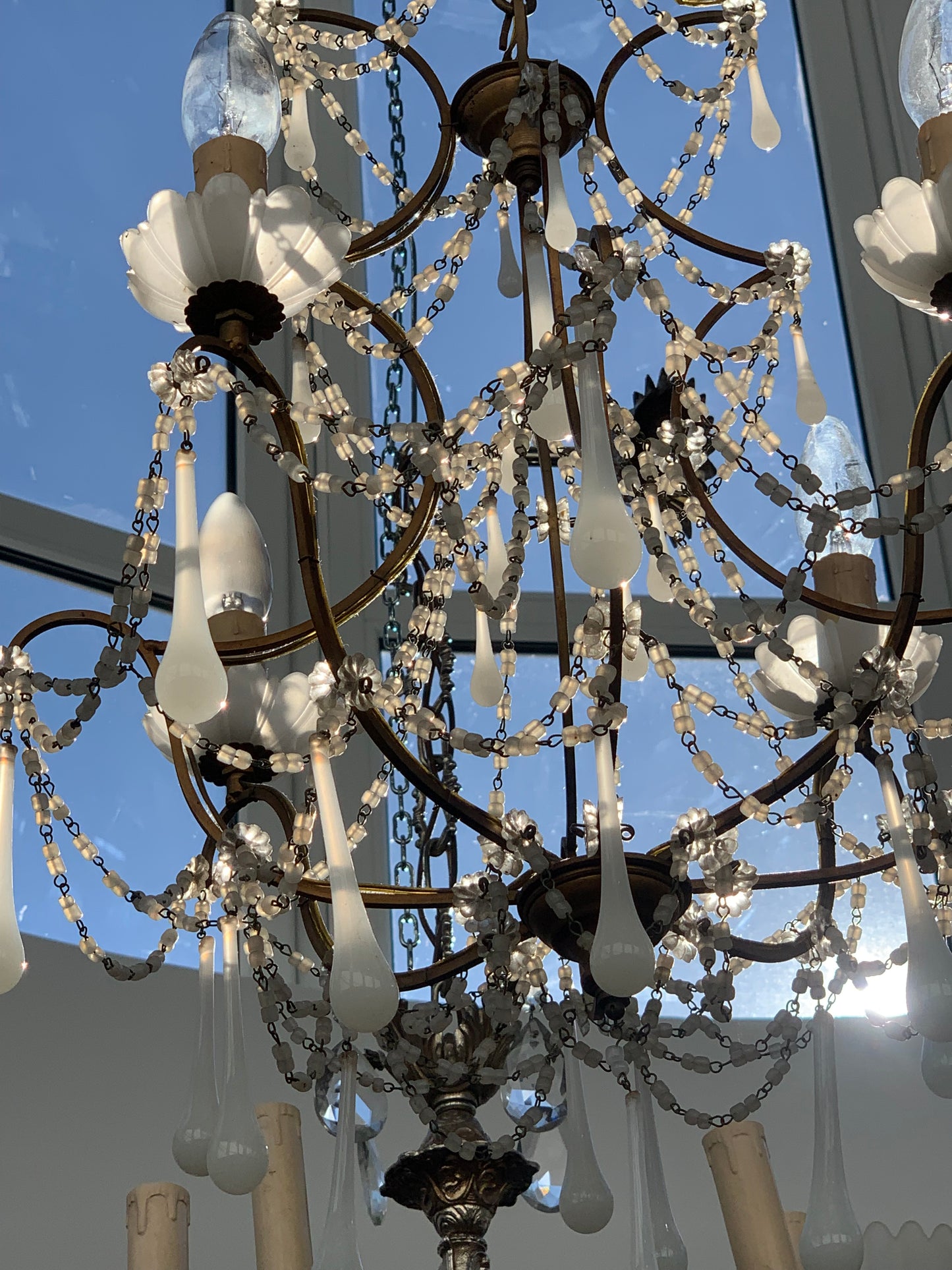 Żyrandol hiszpański z mosiądzu i szklanych łezek