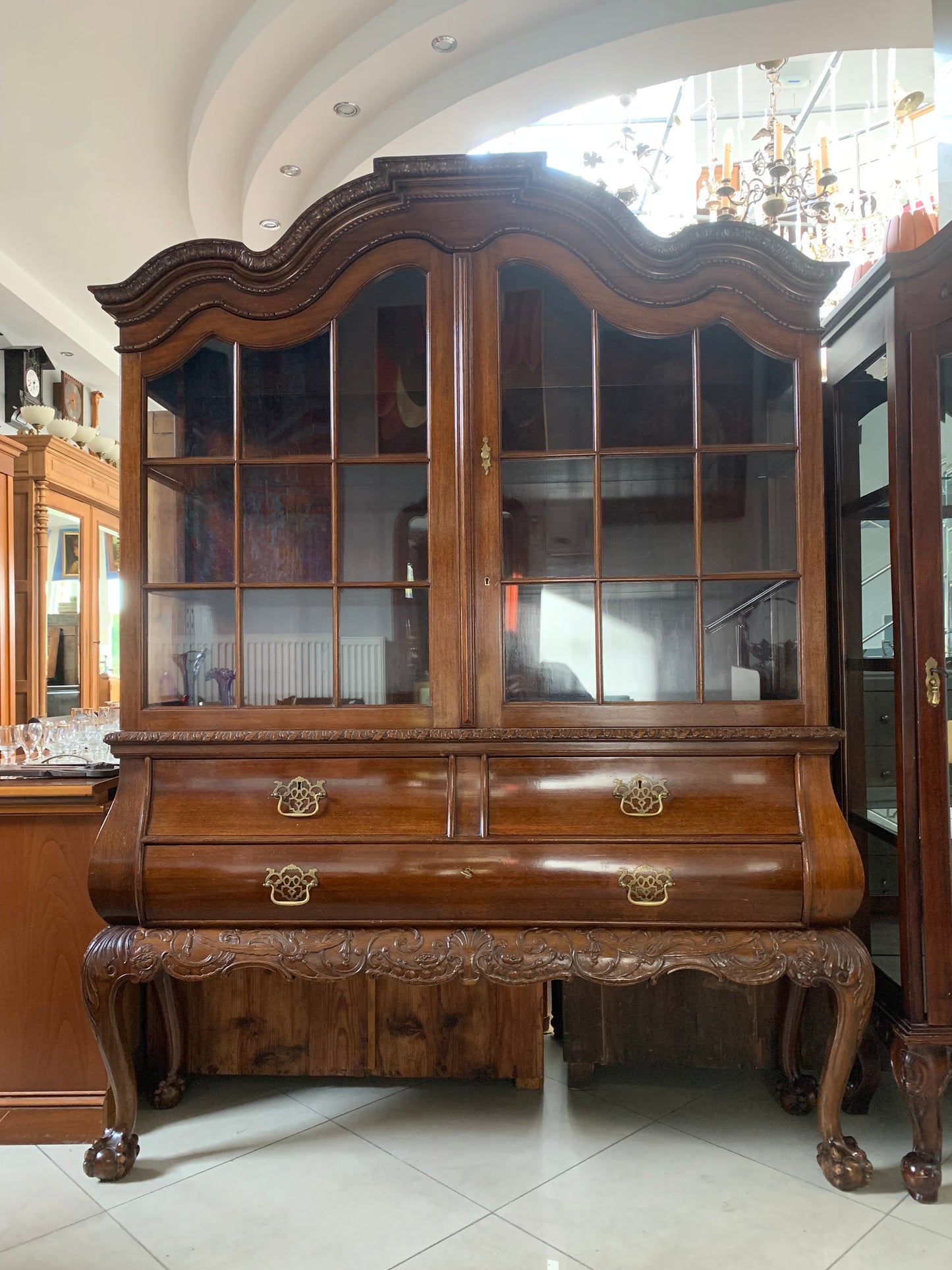 Witryna, biblioteka Chippendale po renowacji