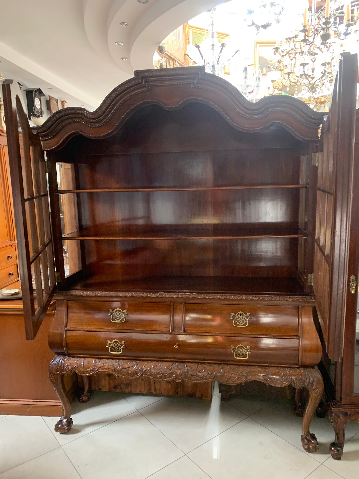 Witryna, biblioteka Chippendale po renowacji