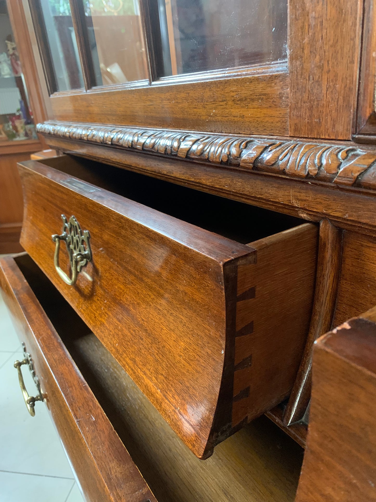 Witryna, biblioteka Chippendale po renowacji