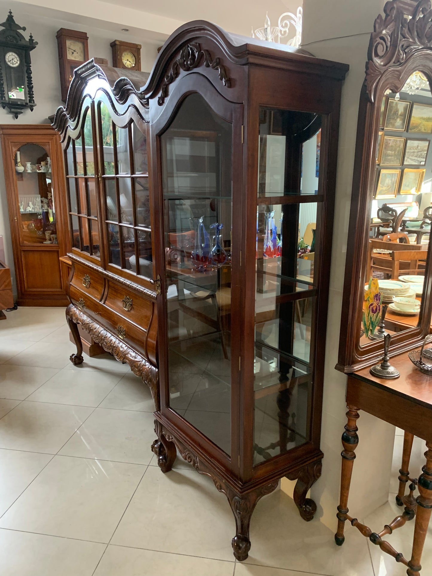 Stylowa witryna oszklona z lustrem