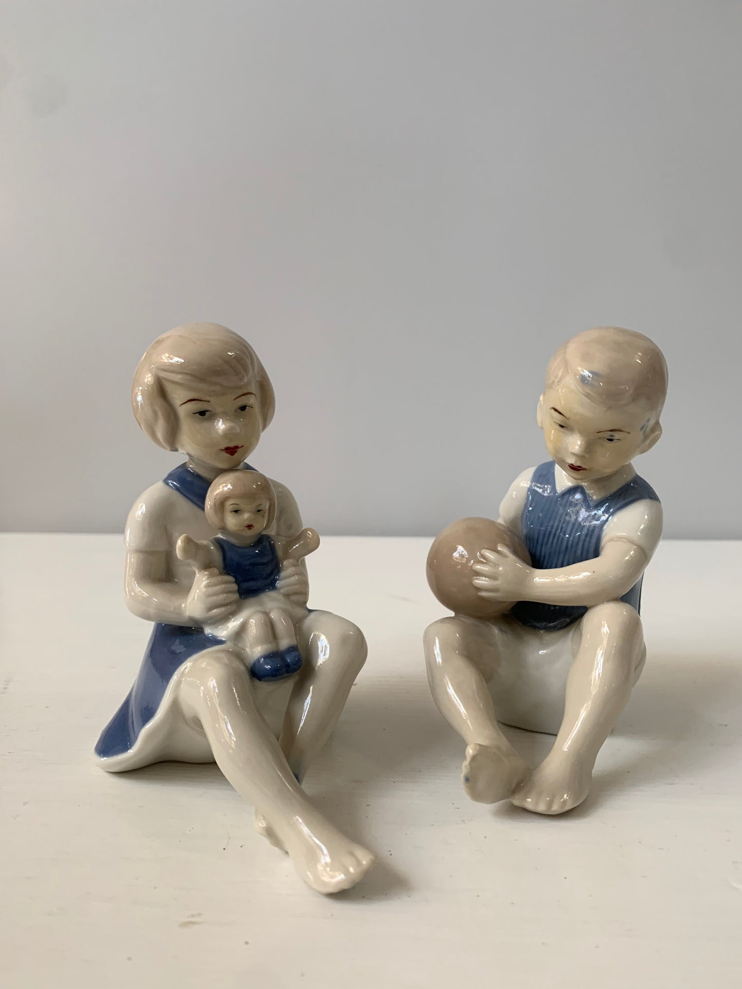 Figurki porcelanowe kolekcjonerskie, sygnowane