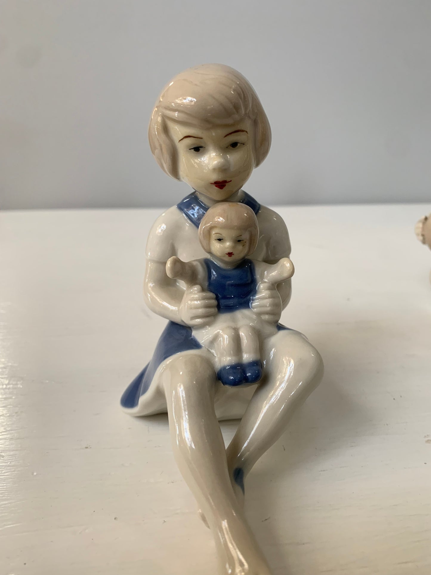 Figurki porcelanowe kolekcjonerskie, sygnowane
