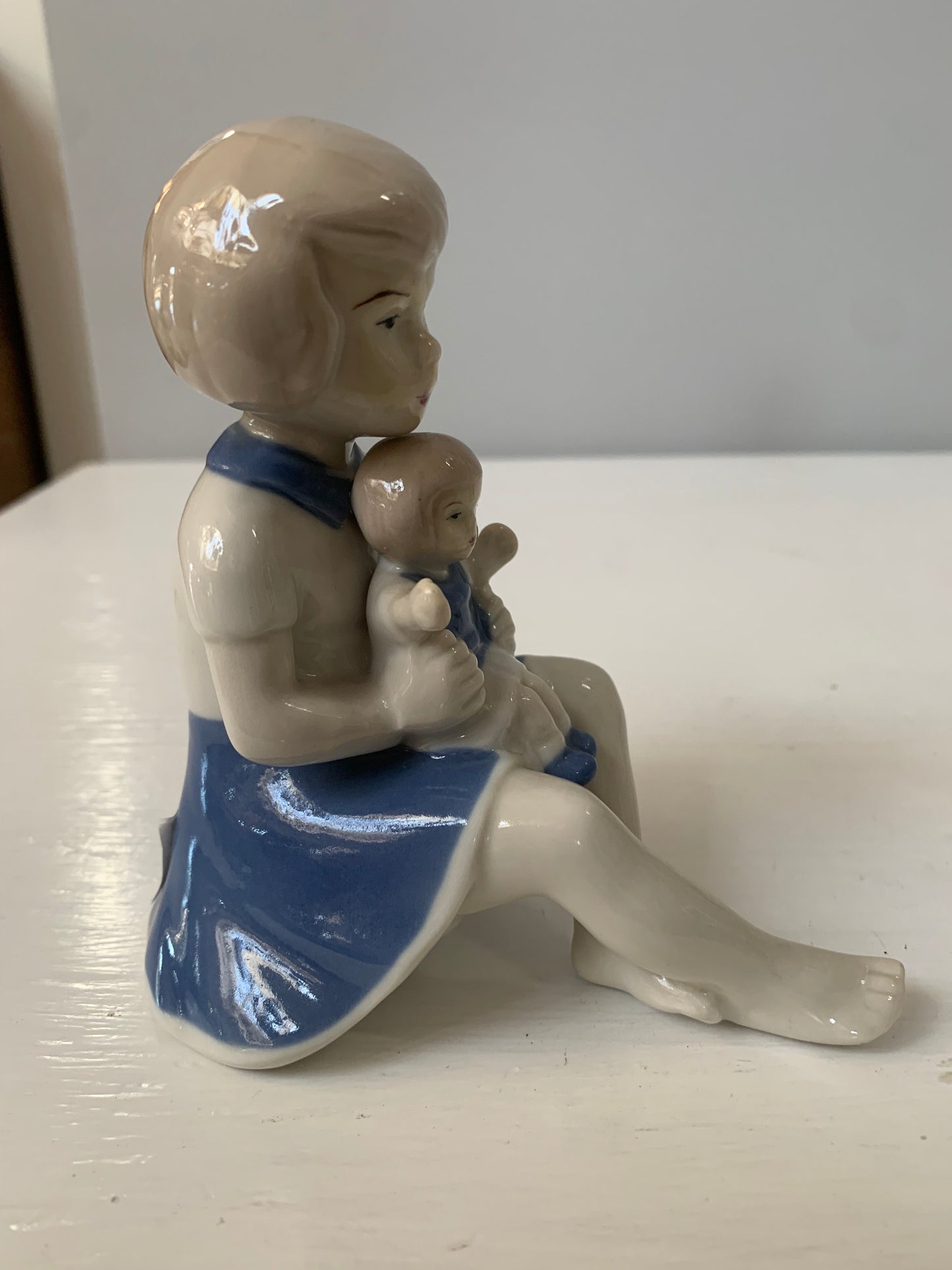 Figurki porcelanowe kolekcjonerskie, sygnowane