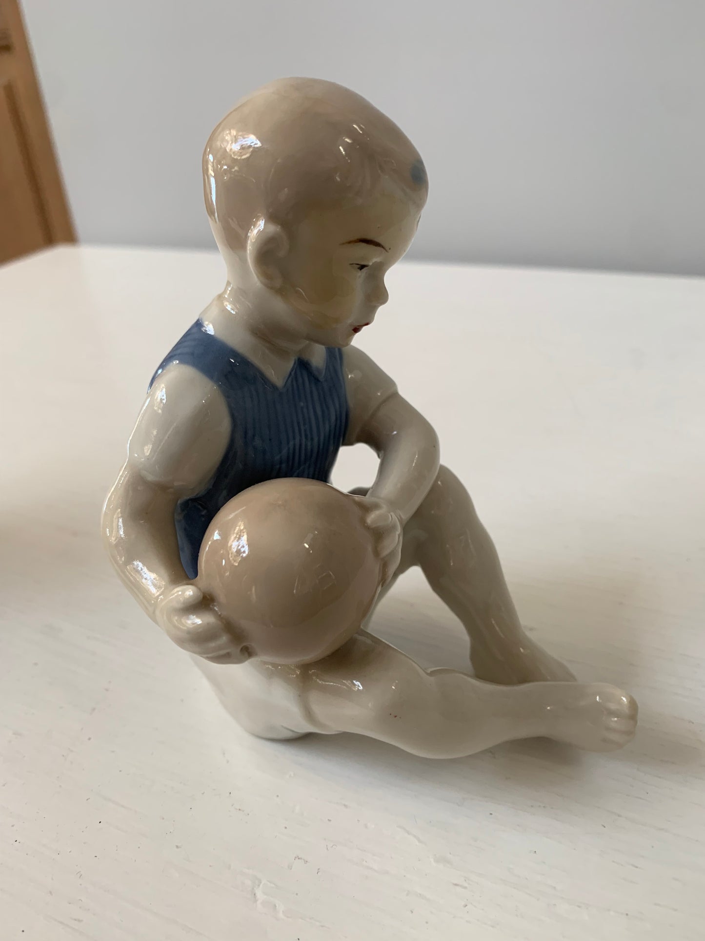 Figurki porcelanowe kolekcjonerskie, sygnowane