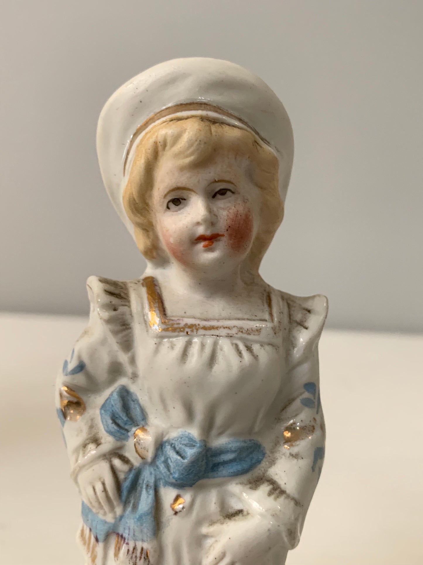 Figurka porcelanowa dziewczynka