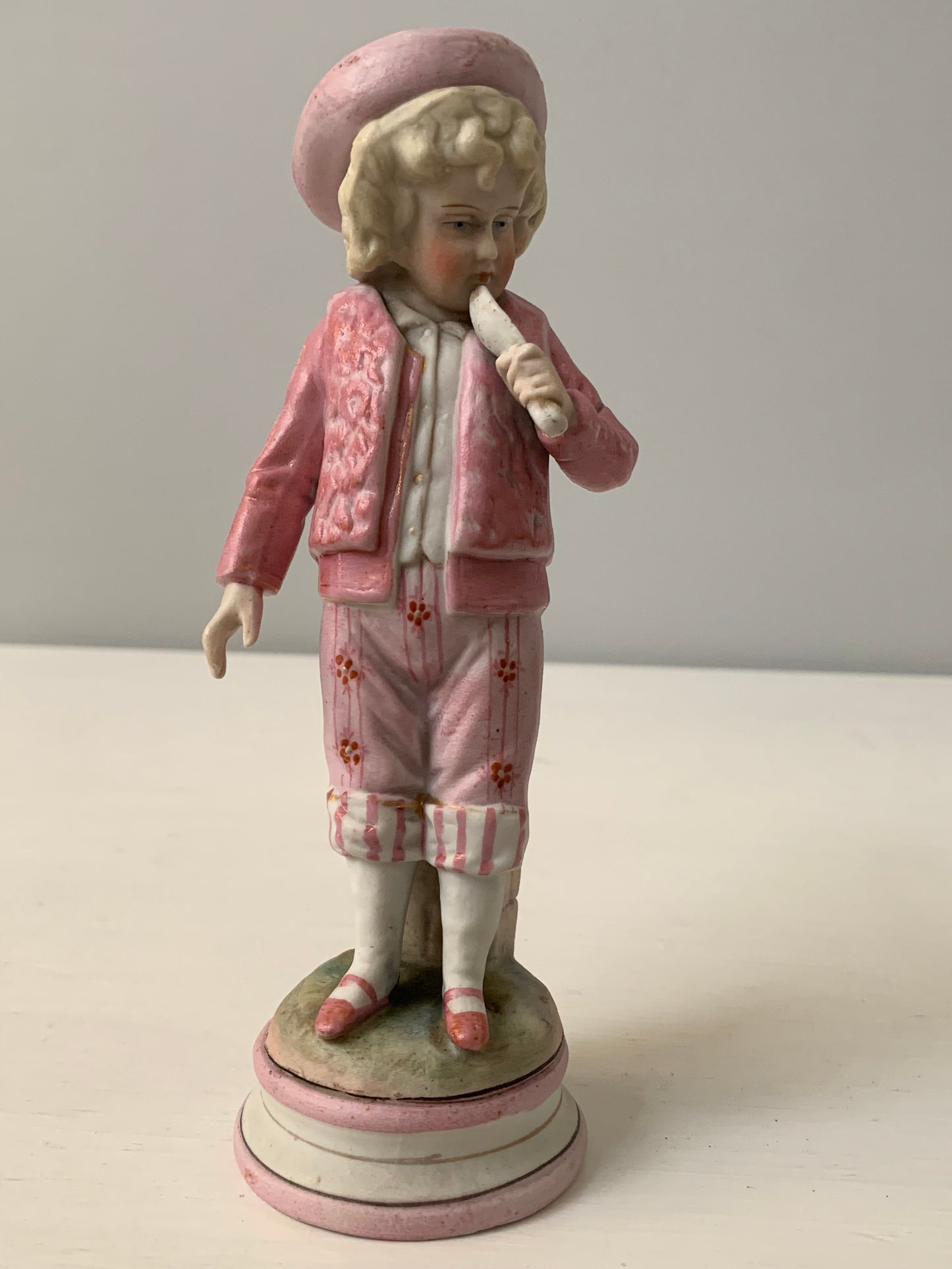 Figurka porcelanowa, chłopiec