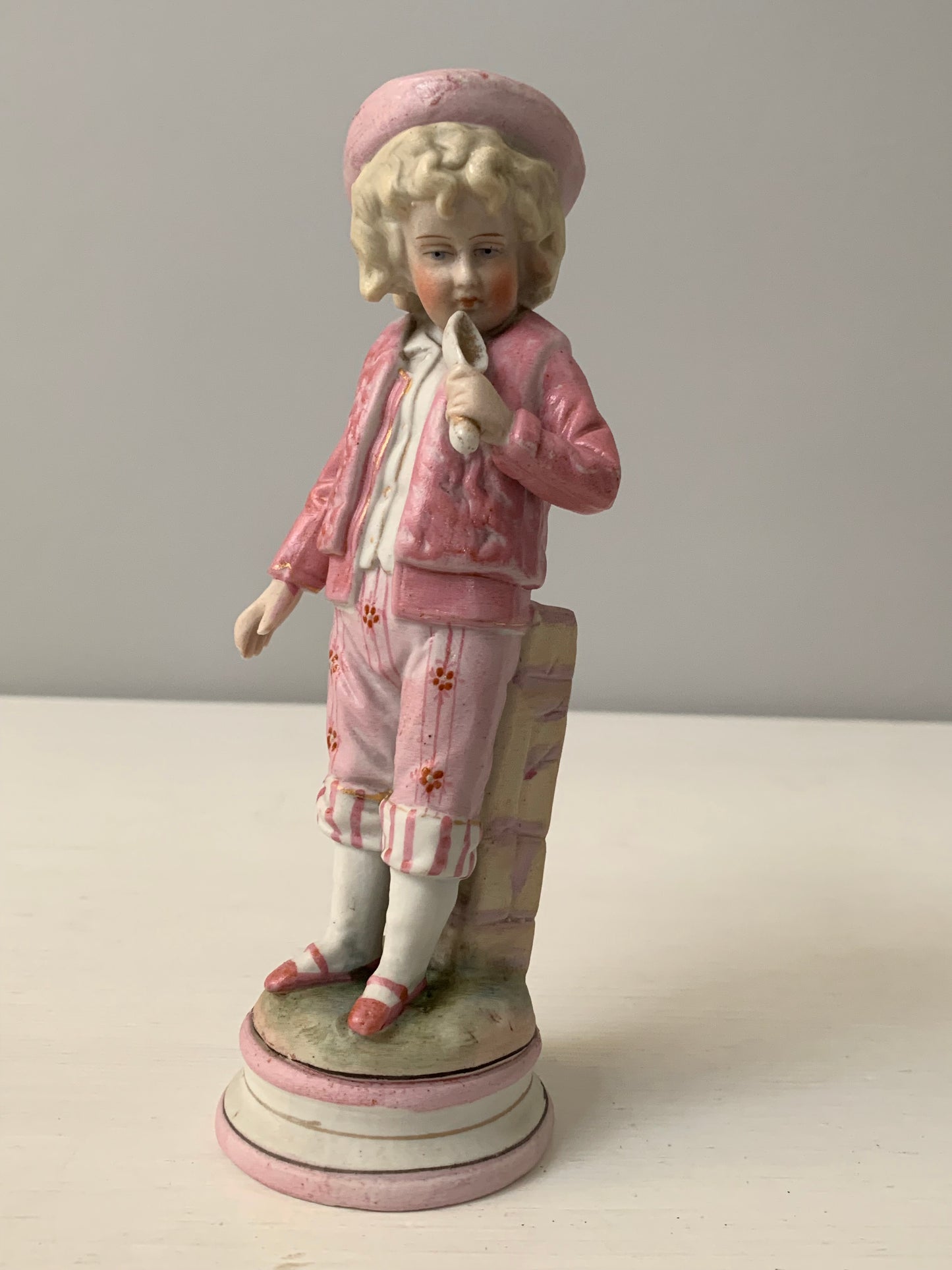 Figurka porcelanowa, chłopiec