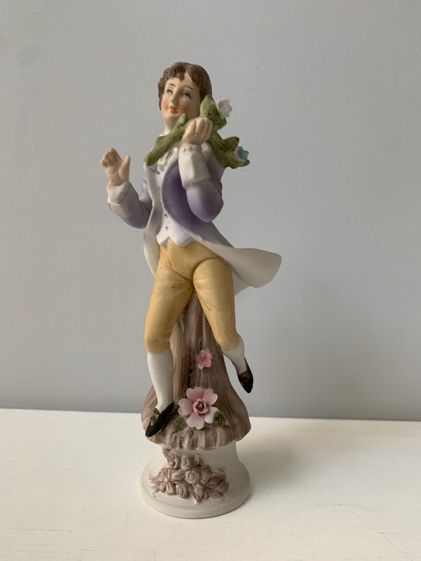 Figurka porcelanowa, panicz z kwiatami, sygnowana