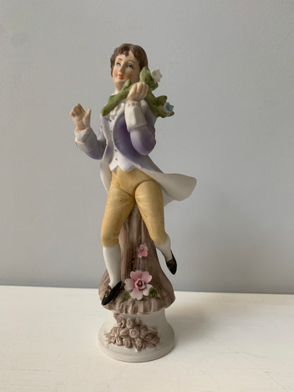 Figurka porcelanowa, panicz z kwiatami, sygnowana