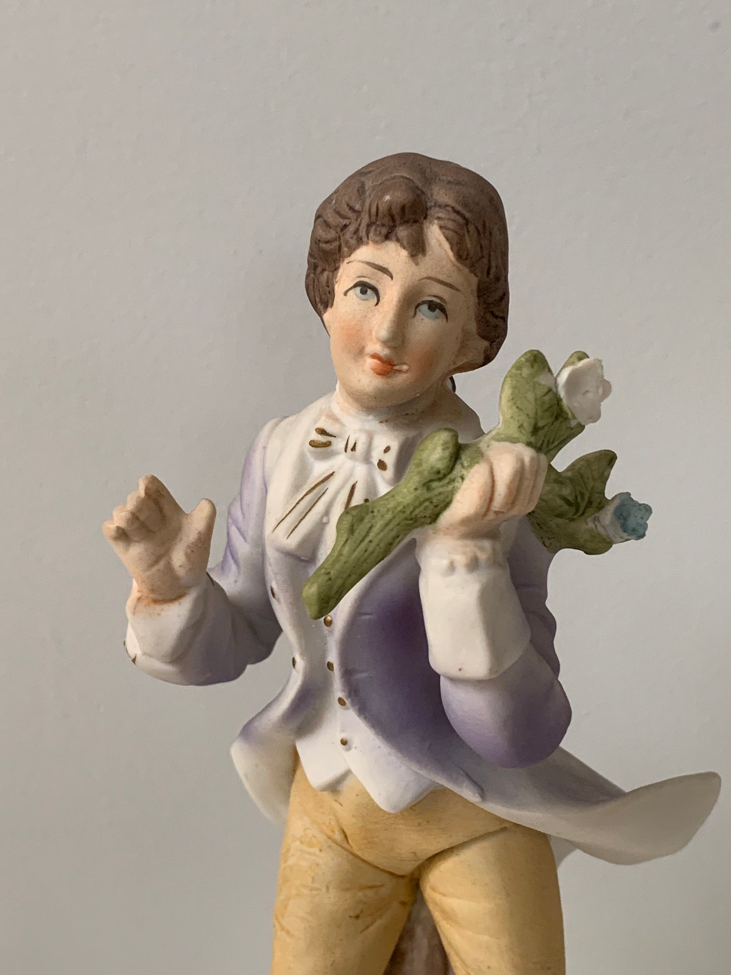 Figurka porcelanowa, panicz z kwiatami, sygnowana