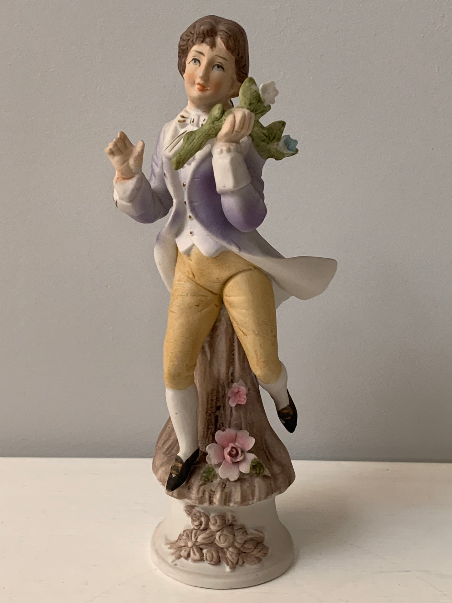 Figurka porcelanowa, panicz z kwiatami, sygnowana