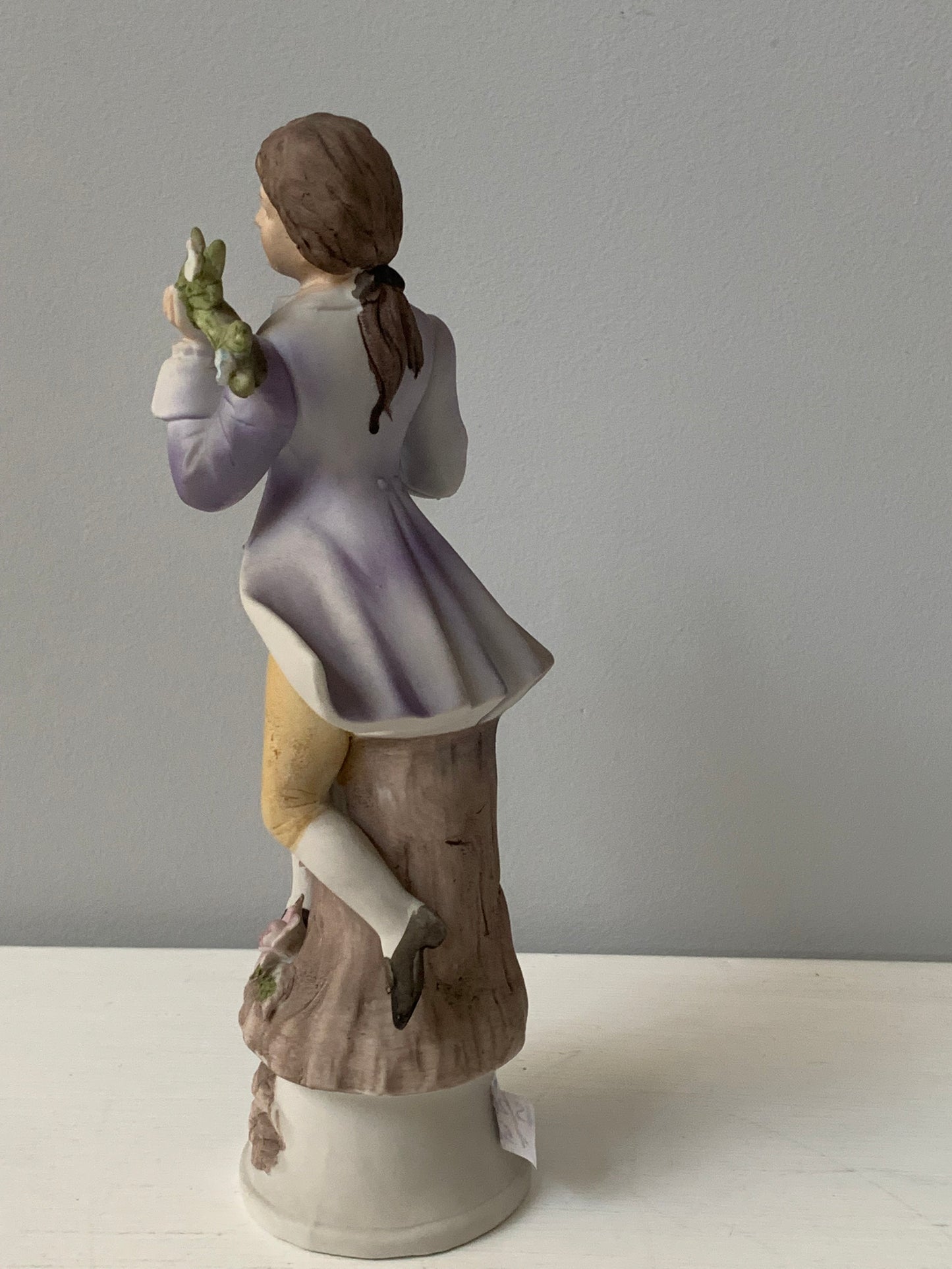 Figurka porcelanowa, panicz z kwiatami, sygnowana