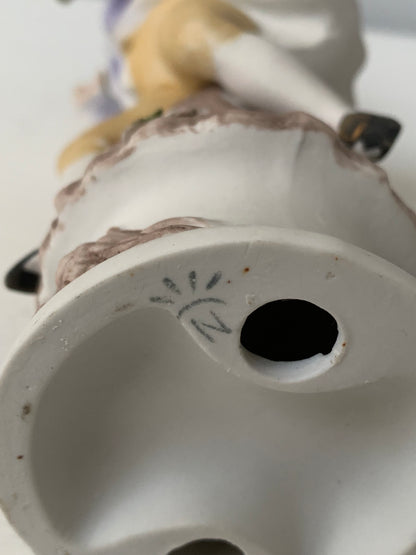 Figurka porcelanowa, panicz z kwiatami, sygnowana