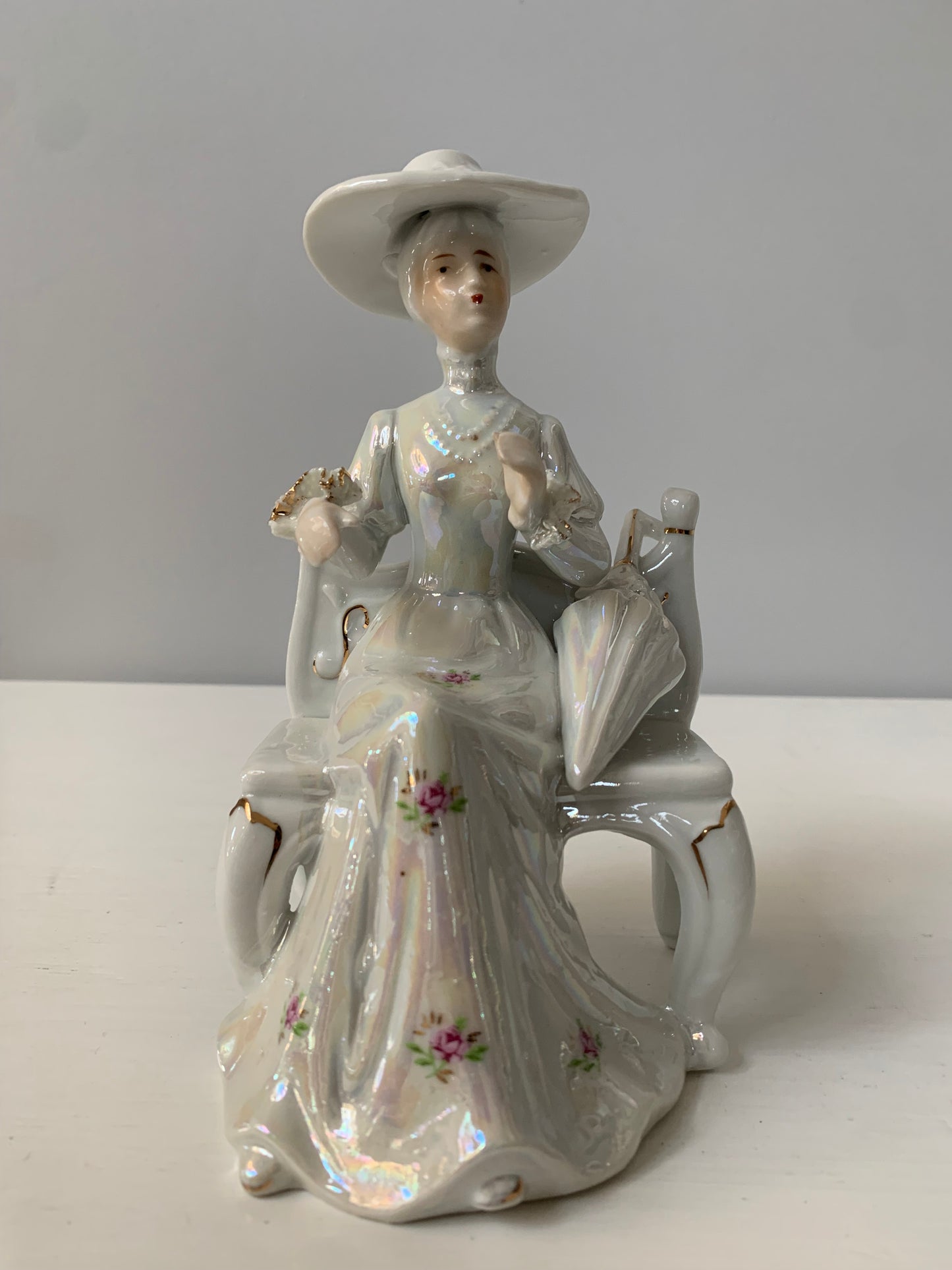 Figurka porcelanowa, dama na ławce, szkliwiona