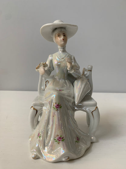 Figurka porcelanowa, dama na ławce, szkliwiona