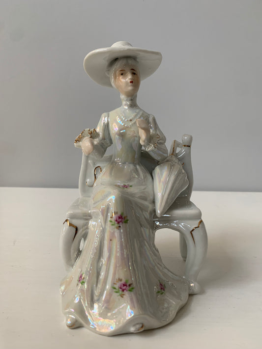 Figurka porcelanowa, dama na ławce, szkliwiona
