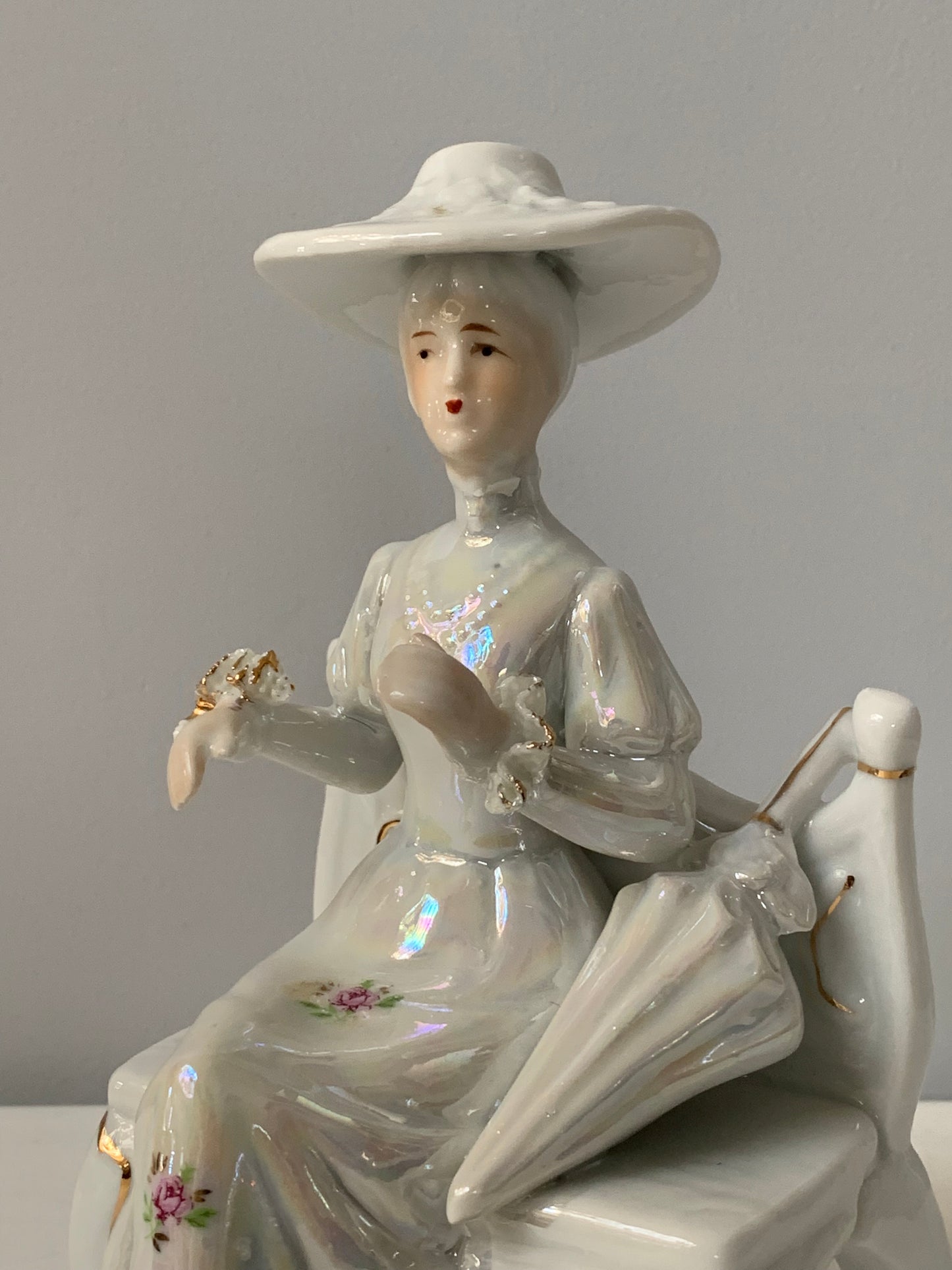 Figurka porcelanowa, dama na ławce, szkliwiona