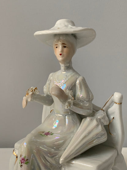 Figurka porcelanowa, dama na ławce, szkliwiona