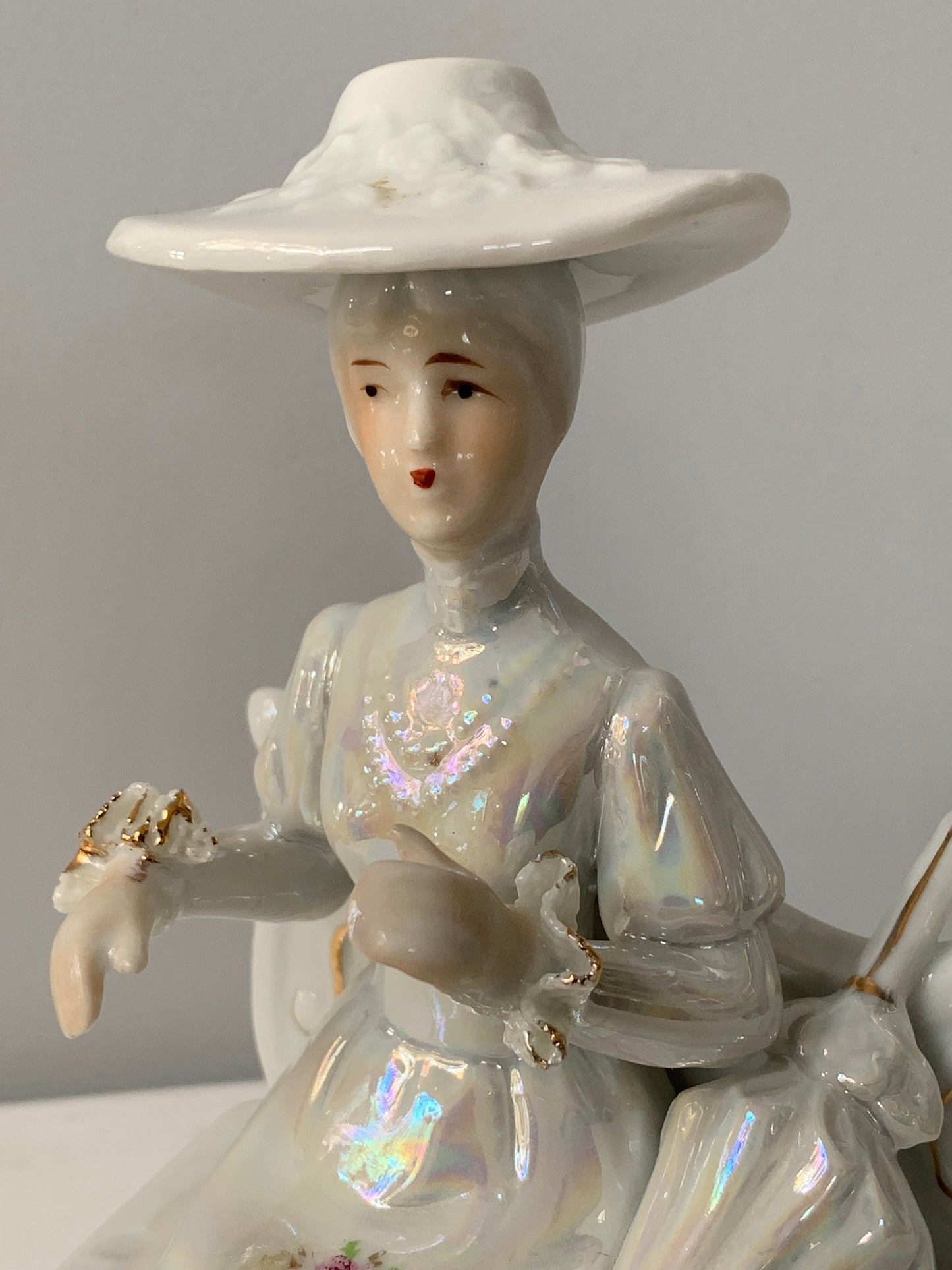 Figurka porcelanowa, dama na ławce, szkliwiona