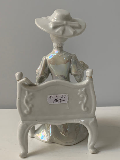 Figurka porcelanowa, dama na ławce, szkliwiona