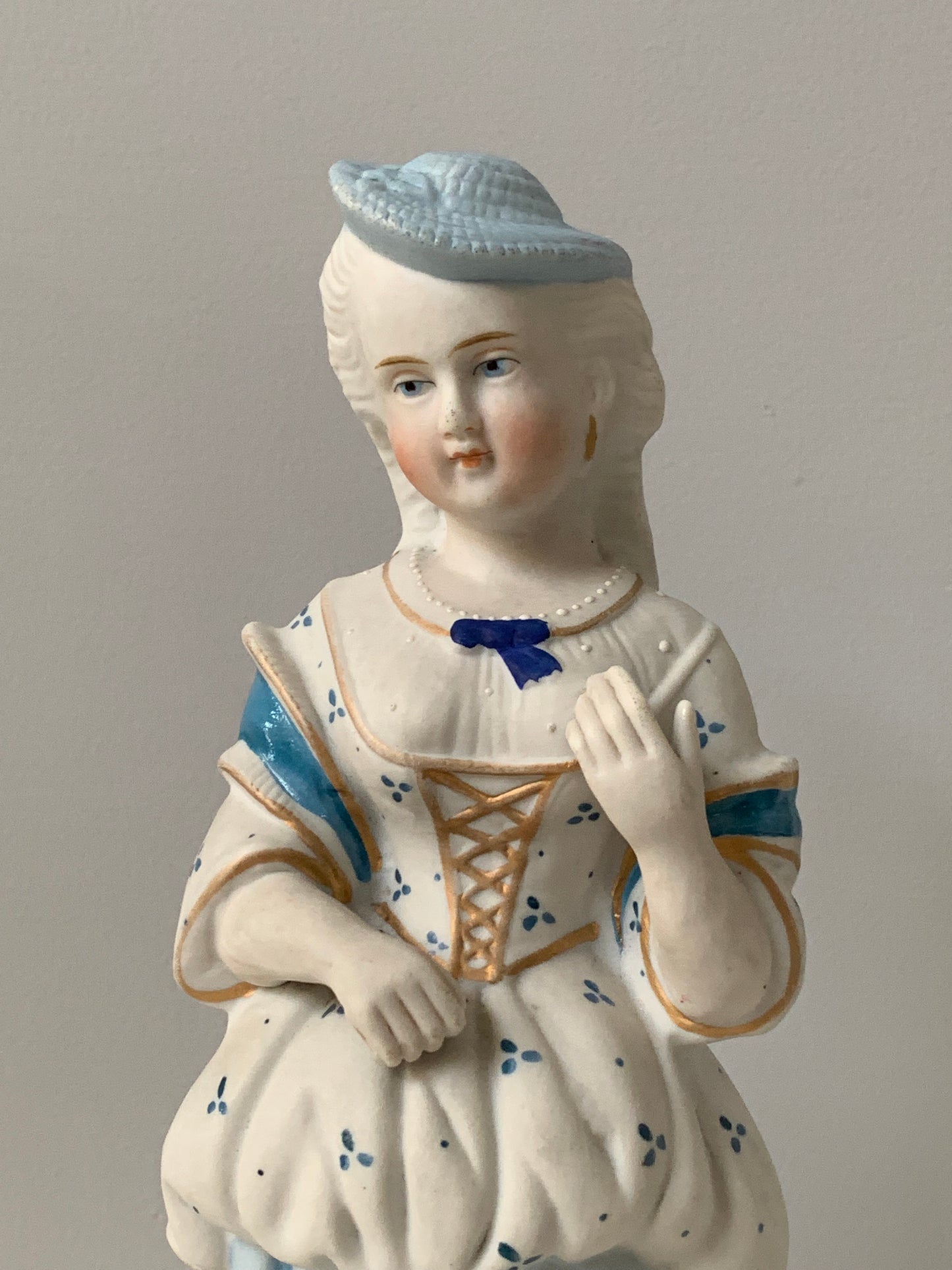 Figurka porcelanowa dama w kapeluszu, Francja