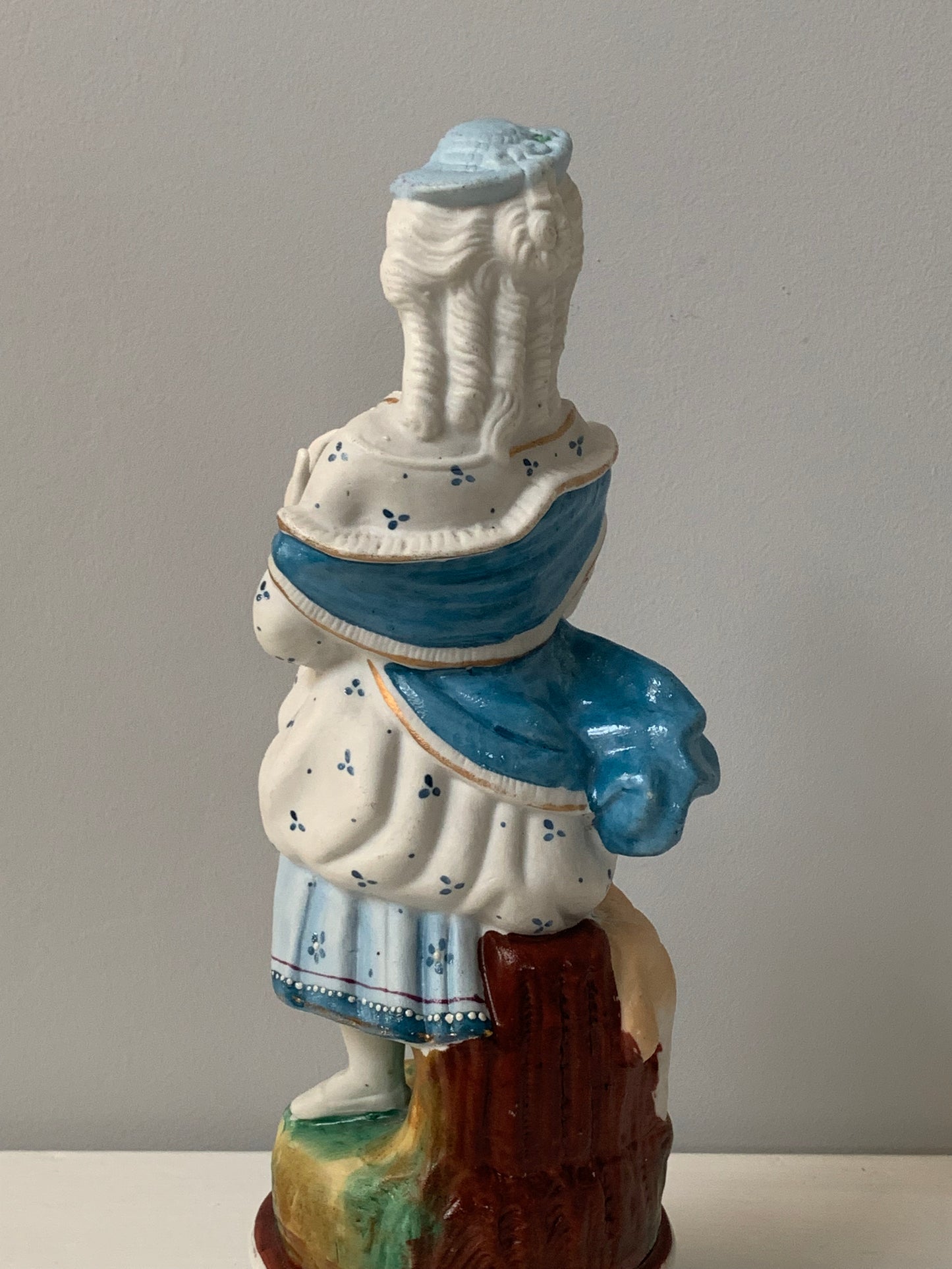 Figurka porcelanowa dama w kapeluszu, Francja