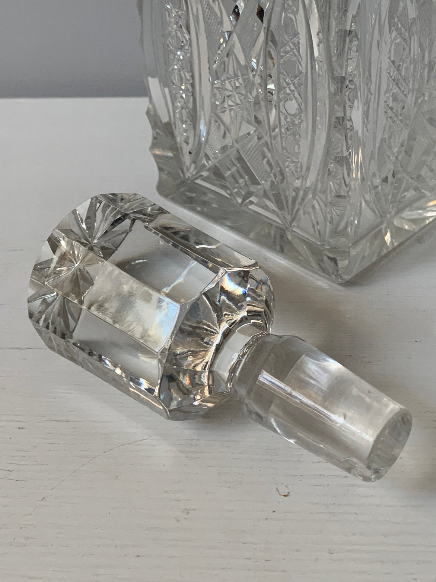 Karafka kryształowa z korkiem