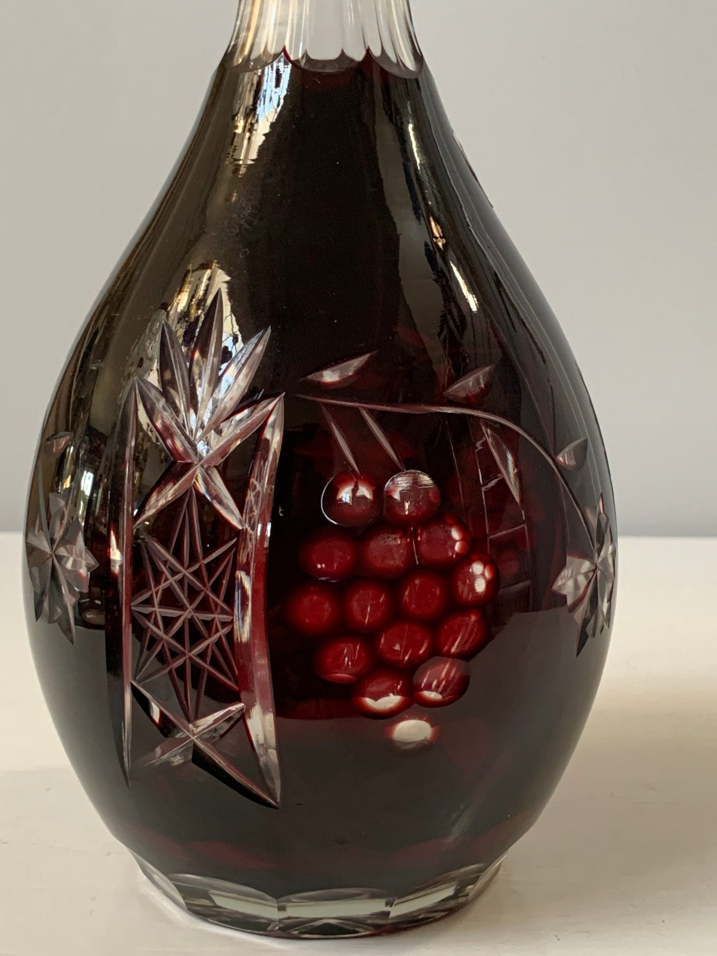 Karafka kryształowa w kolorze burgundu